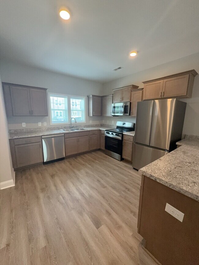 Foto del edificio - Two Bedroom Two and a half Bathroom Townhome located in Hubert!