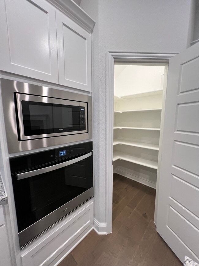 Walk in pantry - 4428 Mill Falls Dr