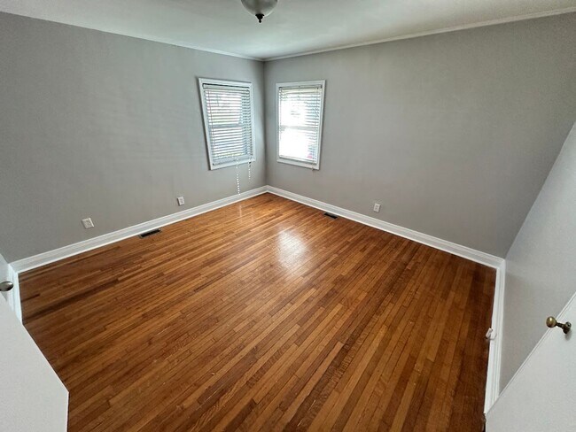 Foto del edificio - COMING SOON! Nice 2 BR House with Bonus Loft Room! Off-Street Parking, Small Pets Ok!