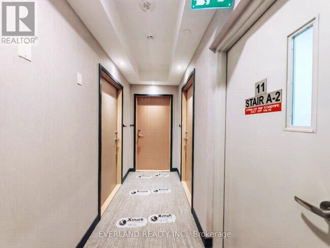 Photo du bâtiment - 395 Square One Dr