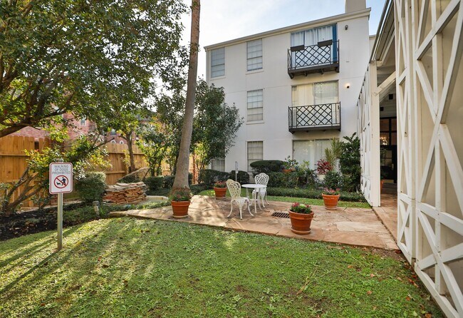 Foto del edificio - 2333 Bering Dr