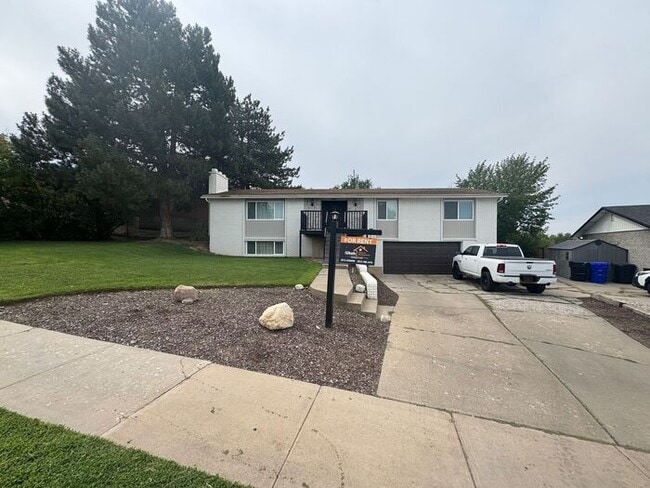 5 bdrm 3 bth Home 2 Car Garage - 5 bdrm 3 bth Home 2 Car Garage