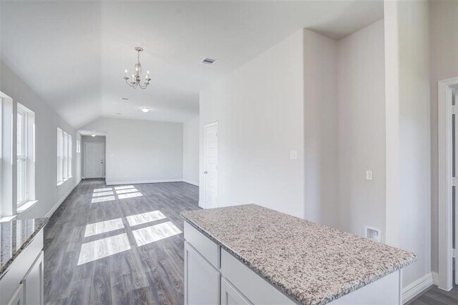 Foto del edificio - HUGE LOT! 1 Story, 3 Bedroom, 2 Bath