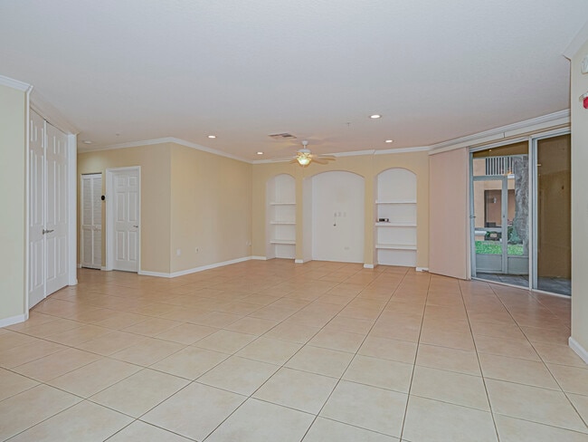 Foto del edificio - 5045 Fairways Cir