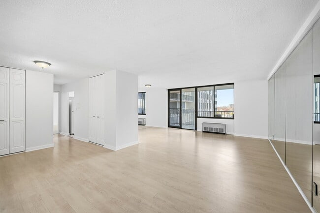 Building Photo - 300 Winston Dr