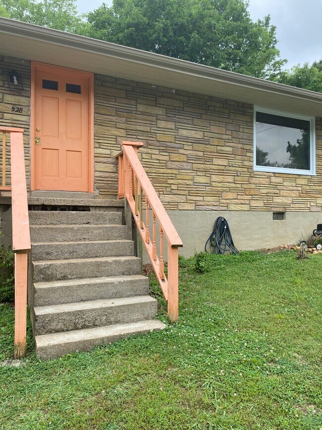 Building Photo - 928 Oak Ln