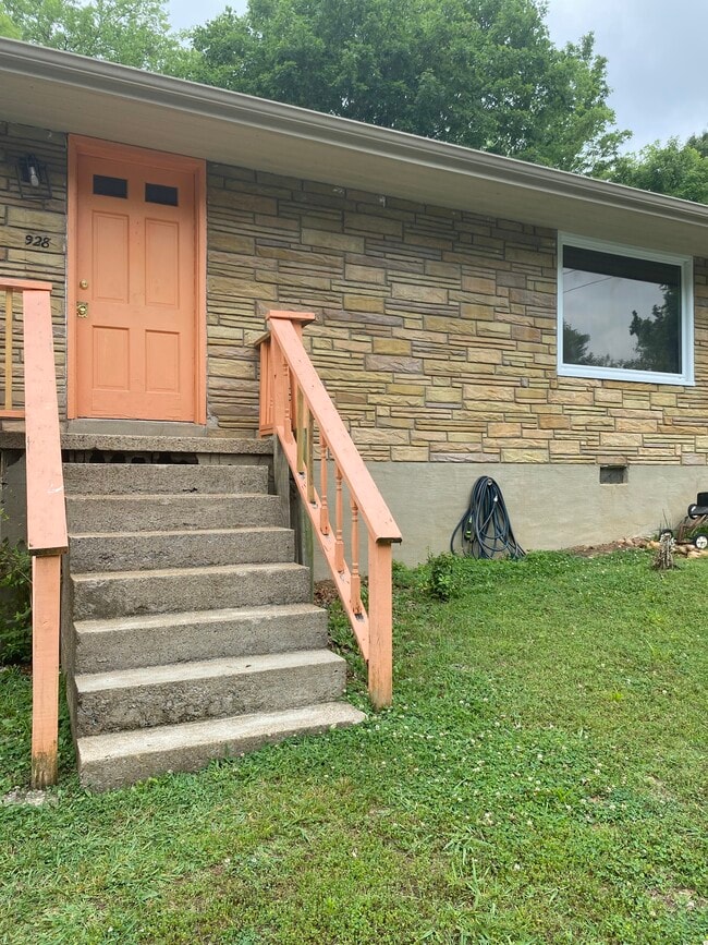 Building Photo - 928 Oak Ln
