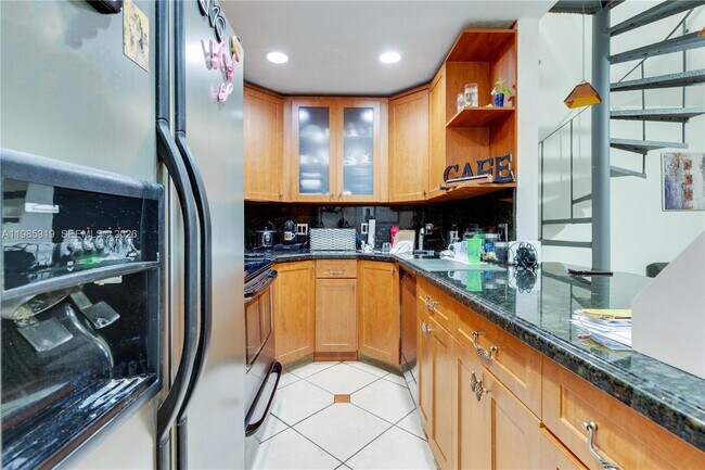 Foto del edificio - 1758 W 58th St