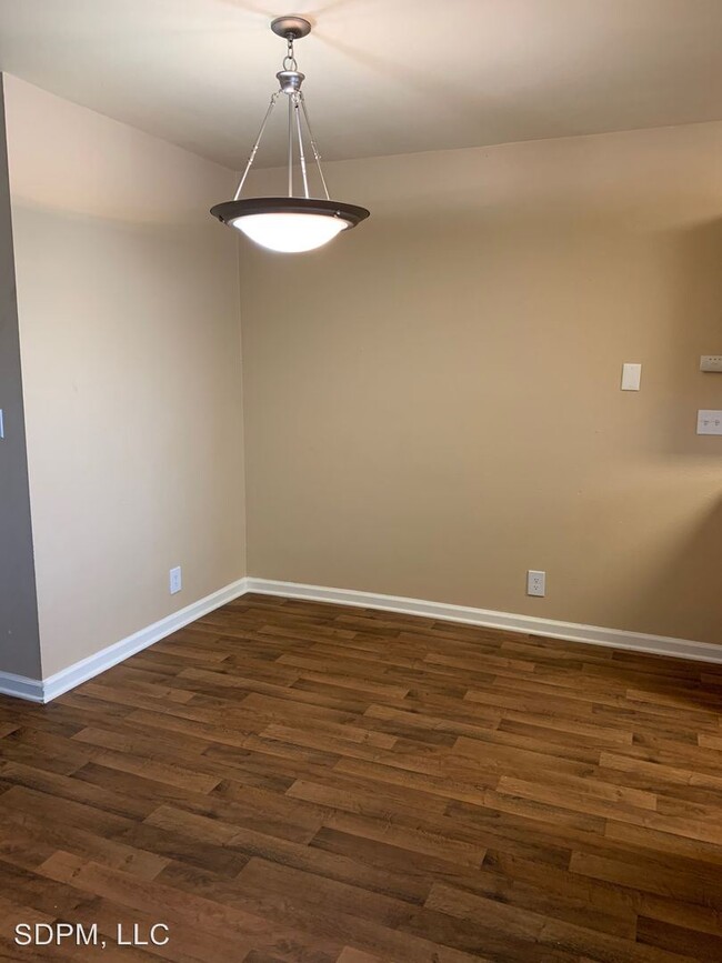 Building Photo - 1 br, 1 bath Apartment - 330 N Juniper St