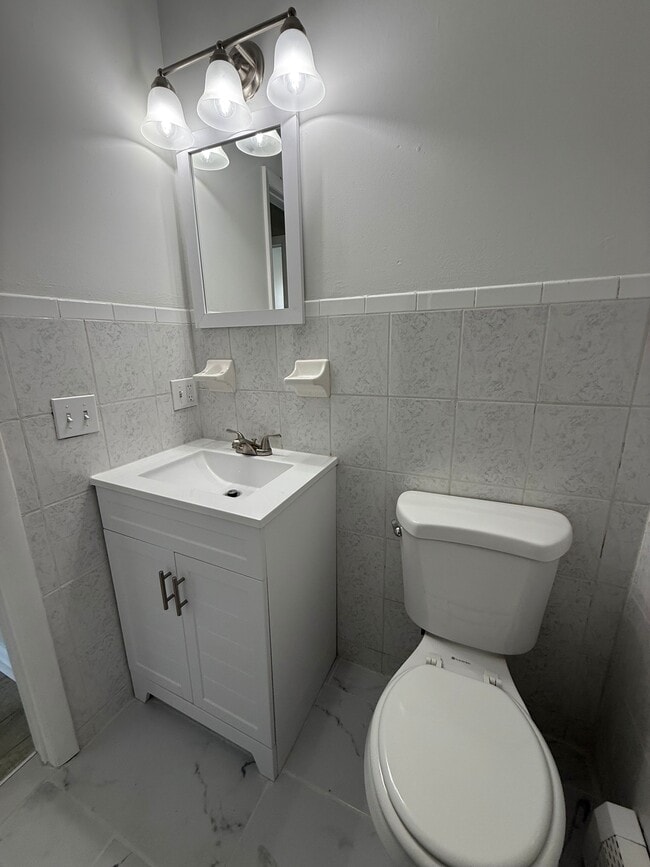 Bathroom w Shower - 86 Bleecker St
