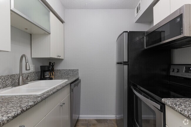 2BR, 1BA - 750SF - West Fifth