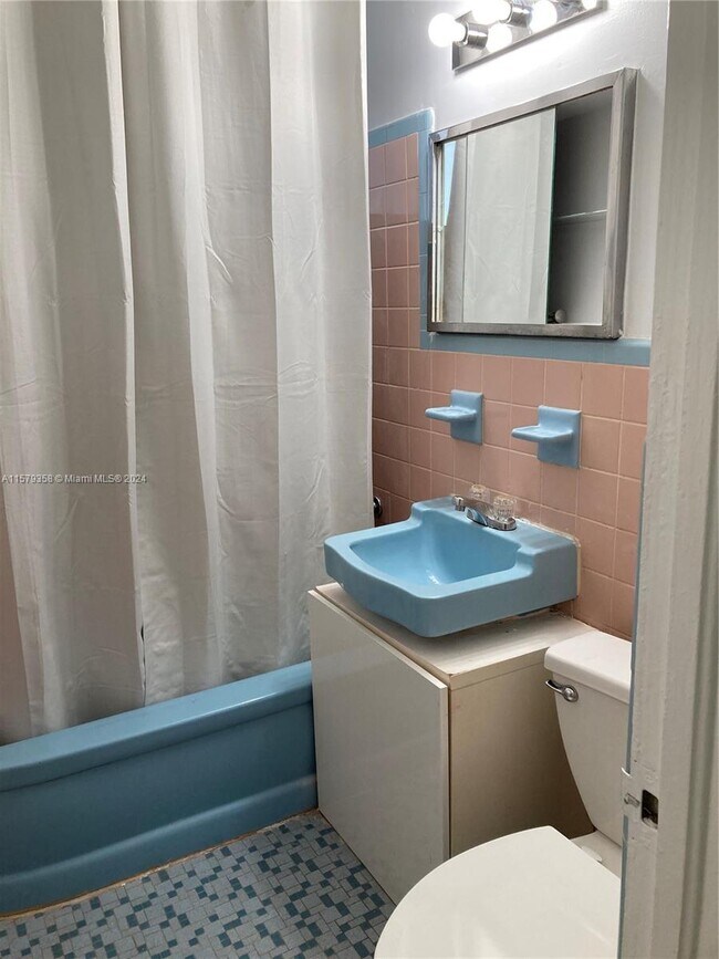 Foto del edificio - 7430 Byron Ave