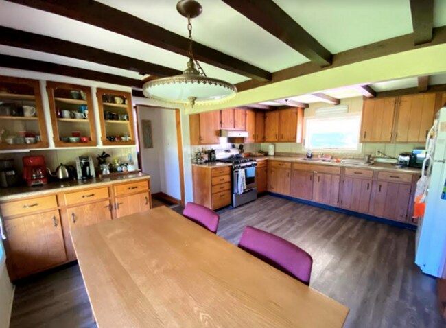 Building Photo - "The CABIN," 3 bed, 1 bath home with huge ...