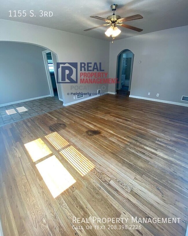 Foto del edificio - 2 Bedroom 1 Bath - Main House - 1 Car Gara...