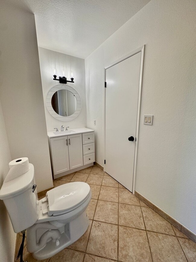 Building Photo - Beautifully remodeled townhouse