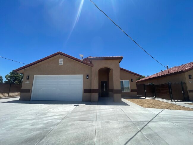 Building Photo - 17515 Live Oak St