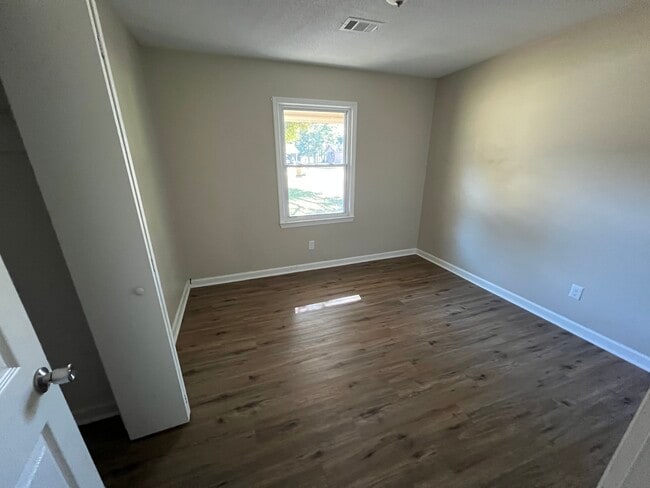 Building Photo - 3751 Robinson Dr
