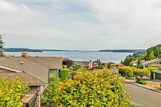 Building Photo - 4 bedroom home in Federal Way with breatht...