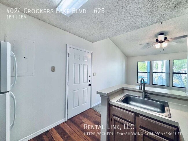 Foto del edificio - 4024 Crockers Lake Blvd
