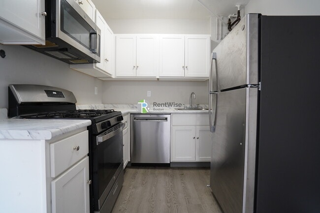 Building Photo - 368 Riverway