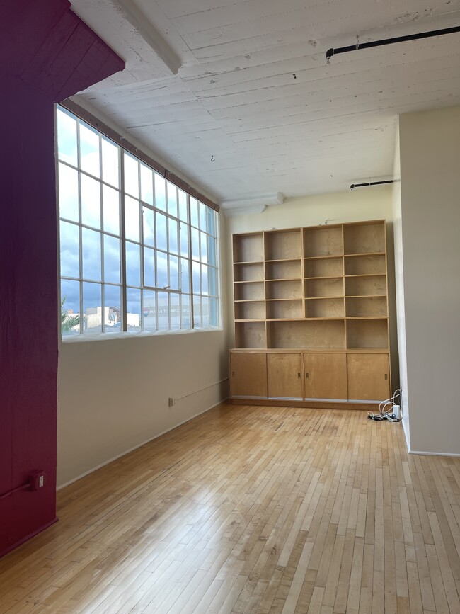 Building Photo - 420 S San Pedro St