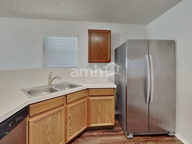 Foto del edificio - 6616 Waterhill Ln