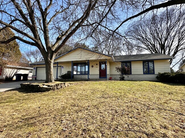Building Photo - 3824 Skyview Dr