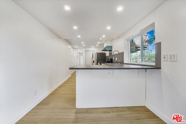 Foto del edificio - 962 N Tigertail Rd