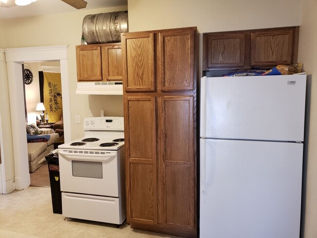 Building Photo - Huge House!! 2 Kitchens + 2 Sets of Washer...