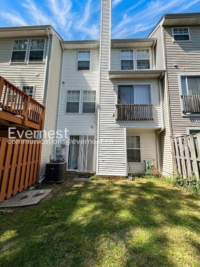 Building Photo - 2-Bed/2.5-Bath Spacious Townhome/Pet Friendly/Available Soon!