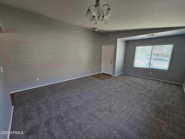 Foto del edificio - 45360 W Woody Rd