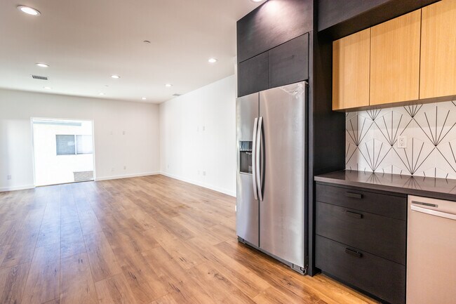 Foto del edificio - 5636 Woodman Ave