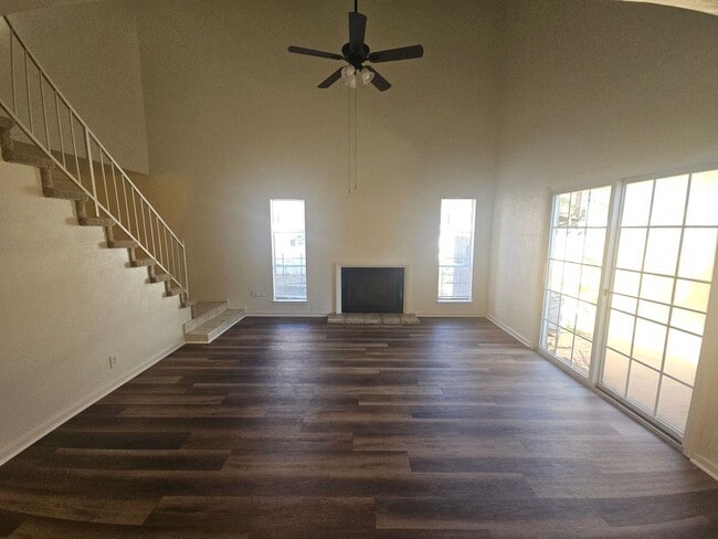 Foto del edificio - Updated Townhome with Upgrades