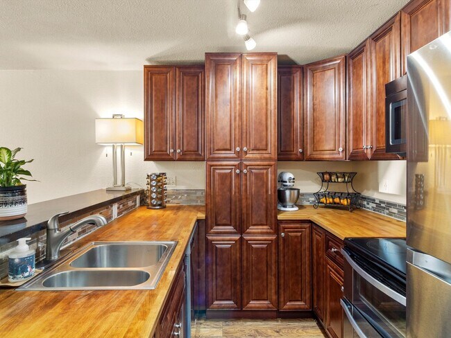 Foto del edificio - Great 1 Bedroom Condo in Federal Way! Beautiful Kitchen Finishes and Close to Light Rail!