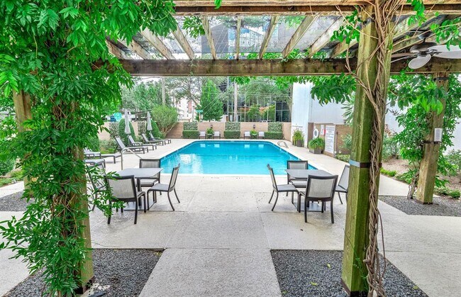 Foto del edificio - 5001 Woodway Dr