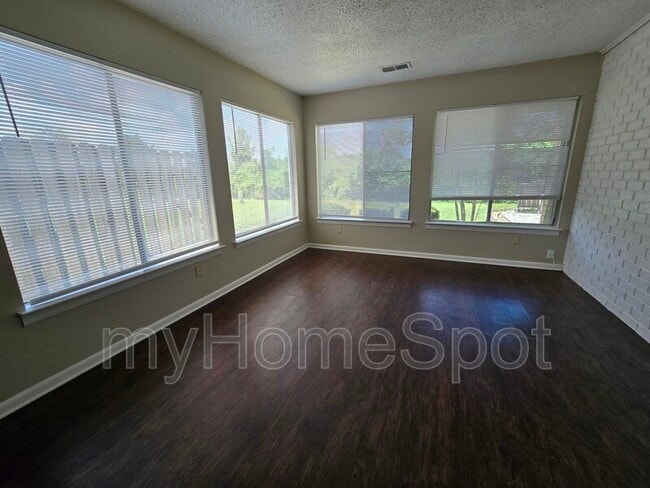 Building Photo - 4828 Huron Dr