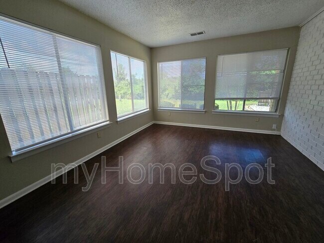 Foto del edificio - 4828 Huron Dr