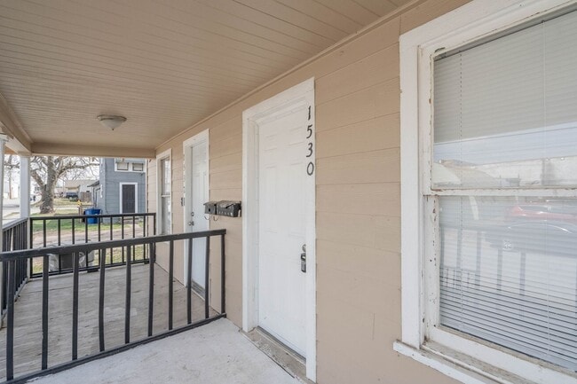 Foto del edificio - E 7th St Duplex