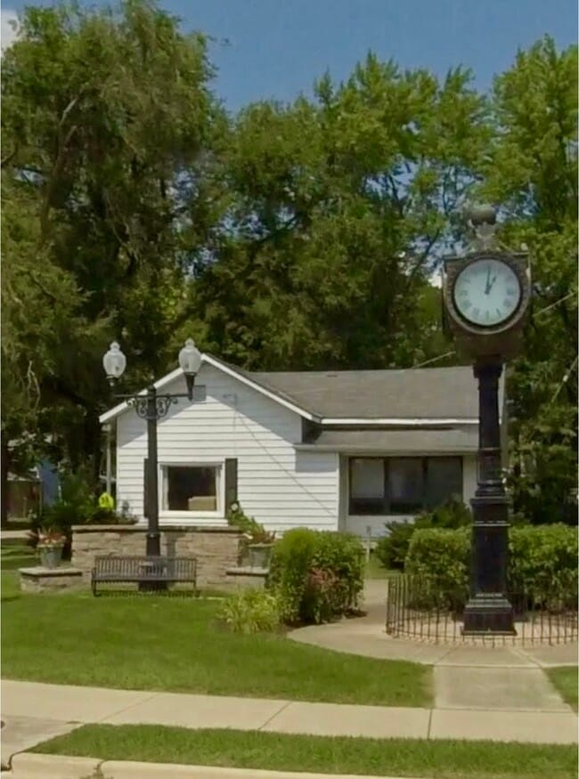 Building Photo - 110 N Elm St