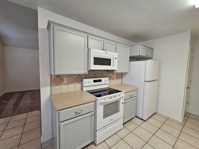 Foto del edificio - AVAILABLE NOW!