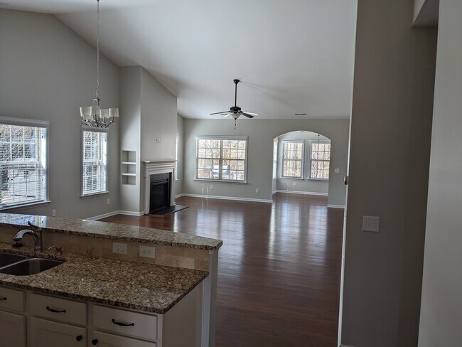 Foto del edificio - 6007 Peachtree Town Ln