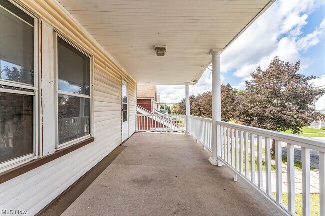Building Photo - 9002 Rosewood Ave