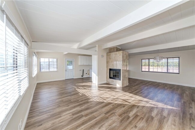 Foto del edificio - 24239 Huber Ave