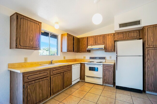 Foto del edificio - Northwest location,3 Bd/2 Bath, single carport, detached 2 car garage home