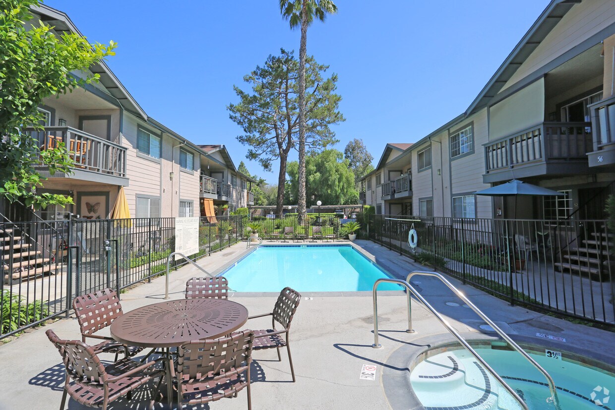 Woodside Senior 55+ Apartments Alquileres en Ontario, CA