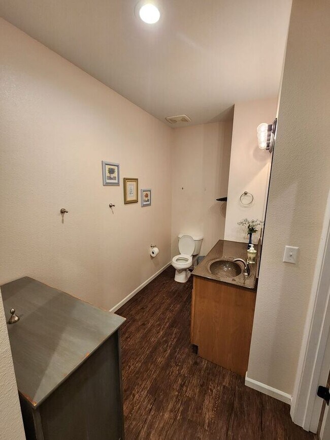 Building Photo - MUST SEE Studio FURNISHED Apartment! Avail...