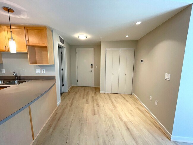 Foto del edificio - Bright Condo in NW Portland with Washer/Dr...