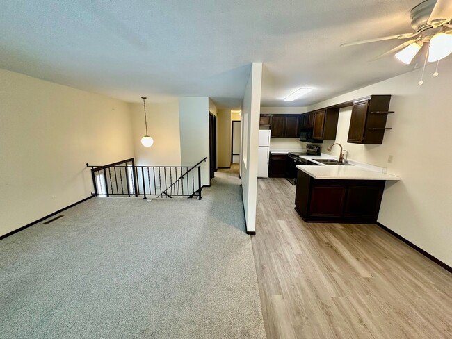 Foto del edificio - Elegant Townhome Living in a Prime Eagan Location!!