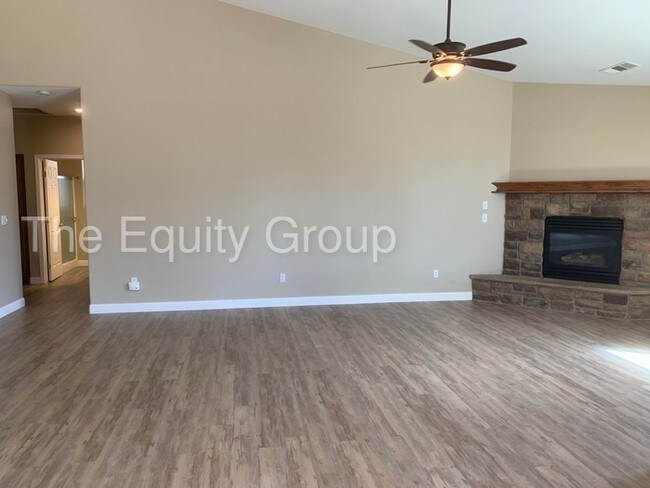 Building Photo - 2337 W Wren Ave