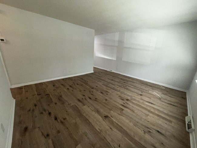 Building Photo - Newly renovated 2-bedroom, 1-bath duplex in Charlotte Located just minutes from NoDa, Plaza Midwo...
